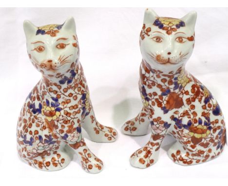 Pair of ceramic Oriental cats in the Imari colours, each H: 15 cm. P&amp;P Group 2 (£18+VAT for the first lot and £3+VAT for 