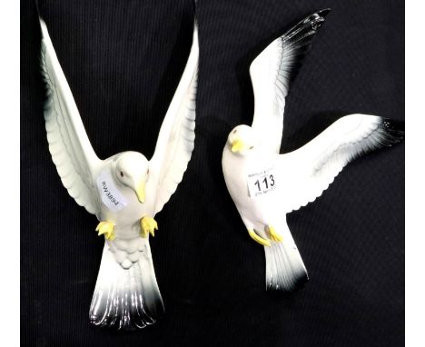 Two  Bretby ceramic seagulls, largest 36 cm. P&amp;P Group 3 (£25+VAT for the first lot and £5+VAT for subsequent lots) 