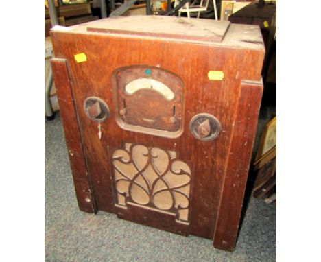 A vintage valve radio. (AF)