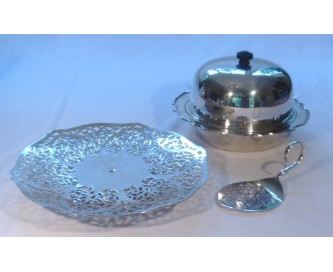 Harrods covered silver plate crumpet / muffin warmer, 20cm diameter, together with a scroll pierced plated cake stand and mat