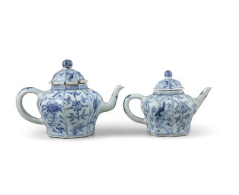 A GROUP OF TWO (2) BLUE AND WHITE PORCELAIN LIDDED TEAPOTSChina, Qing Dynasty, Kangxi periodBoth facetted, a bigger one and a