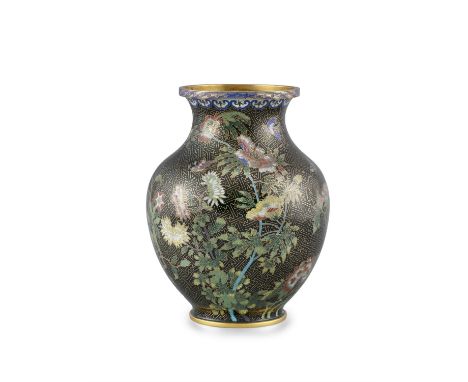 A CLOISONNE ENAMEL ‘FLOWER’ BALUSTER VASE BY THE STUDIO DE SHENG 德成China, Late Qing to Republic / Minguo periodAdorned in viv