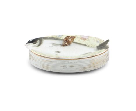 A PORCELAIN ‘TROMPE-L’OEIL’ TUREENJapan, Meiji to Taisho periodA trompe-l’oeil tureen mimicking a fish within a large ovate-s