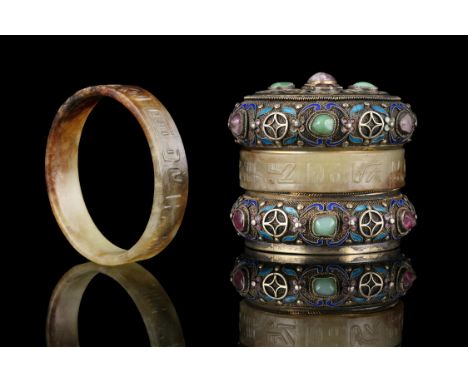 A YELLOW AND RUSSET JADE BANGLE / BRACELET TOGETHER WITH A CABOCHON AND ENAMEL EMBELLISHED GILT FILIGREE SILVER BOX AND COVER