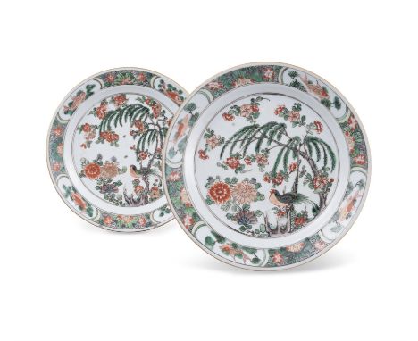 A PAIR OF FAMILLE VERTE ‘MAGPIE AND WILLOW TREE’ PORCELAIN PLATESChina, Qing Dynasty, Kangxi periodAdorned in famille verte e