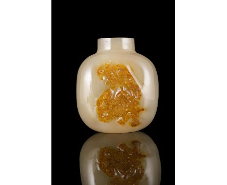 A LARGE CAMEO AGATE ‘EAGLE AND BEAR’ SNUFFBOTTLE China, Qing Dynasty, 19th century Carved out of a semi-translucent light bro