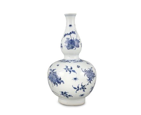 *A DOUBLE GOURD SHAPED ‘FOUR GENTLEMEN’ BLUE AND WHITE PORCELAIN VASE, HULUPING  China, Transitional period, 17th century, Ch