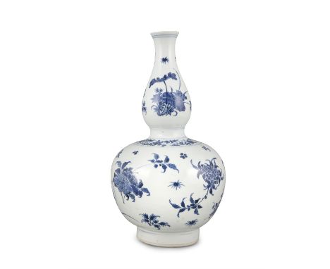 *A DOUBLE GOURD SHAPED ‘FOUR GENTLEMEN’ BLUE AND WHITE PORCELAIN VASE, HULUPING  China, Transitional period, 17th century, Ch