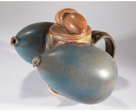 Beate Kuhn, Teekanne mit 2 AusgüssenBeate KuhnTeekanne mit 2 Ausgüssen. Porzellan. Mehrtonig blaue und braune Glasur, partiel