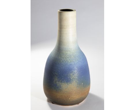 Antoni Cumella, Große VaseAntoni Cumella1979Große Vase. 1979. Steinzeug. Matt pudrige Glasur in Blau, partiell heller Steinfa