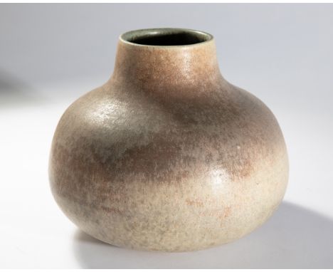 Antoni Cumella, VaseAntoni Cumella1971Vase. 1971. Partiell samtig matte, mehrtonig grau, rosé- und steinfarbene Glasur, zum B