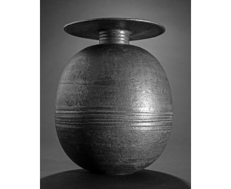 Hans Coper, Ovoid Pot with disc topHans CoperOvoid pot with disc top/ ovoides Gefäß mit scheibenartiger Mündung. Steinzeug, s