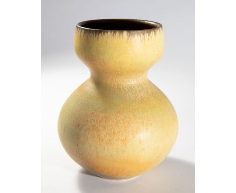 Antoni Cumella, VaseAntoni Cumella1979Vase. Steinzeug. Matte mehrtonig ocker und hellgrün gesprenkelte Glasur, innen dunkelbr