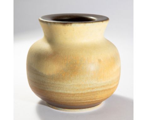 Antoni Cumella, VaseAntoni Cumella1979Vase. 1979. Steinzeug. Matte, ockerfarbene, partiell gelblich und grünliche Glasur, im 