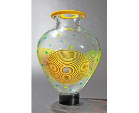 Salviati, Vase mit SpiralenSalviati &amp; Co., Murano1960sVase. 1960er Jahre. Glas. Drei gelb-rote spiralenförmige Fadenaufsc