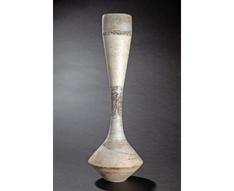 Hans Coper, Hourglass VaseHans CoperHourglass Vase. Steinzeug. Matte, leicht reliefierte Oberfläche in lasierenden Sandtönen,