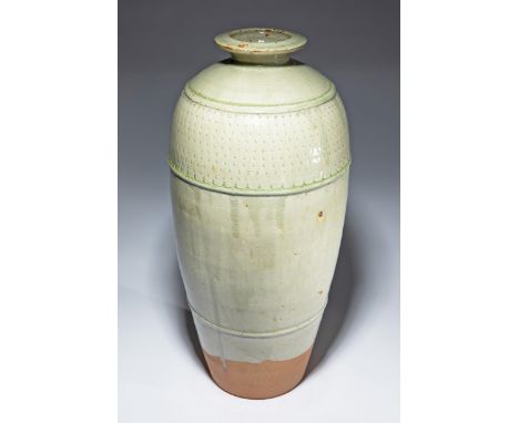 Richard Batterham, Große BodenvaseRichard BatterhamGroße Bodenvase. Steinzeug. Glänzende seladonfarbene Glasur, partiell brau