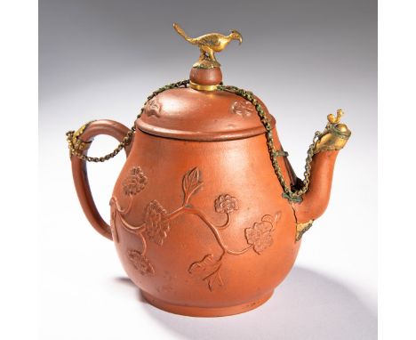 Yixing Steinzeug Teekanne KangxiKangxi (1654-1722)Yixing Teekanne. Kangxi (1654-1722). Steinzeug. Auf der Wandung Reliefdekor