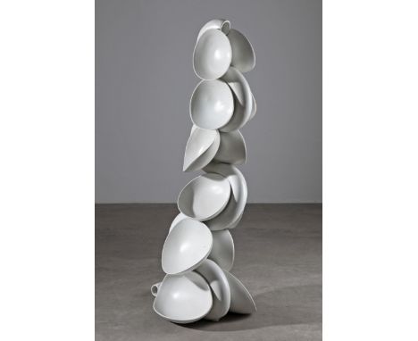 Beate Kuhn, große Schalenskulptur/ Stele, H. 99 cmBeate Kuhn1985Große stelenartige Schalenskulptur. 1985. Porzellan. Hell wei