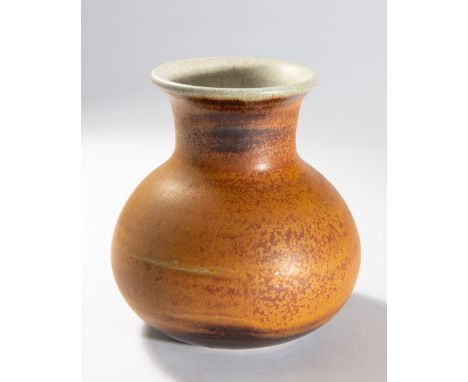 Antoni Cumella, VaseAntoni Cumella1980Vase. 1980. Steinzeug. Mehrtonig rostrote Glasur, partiell ochsenblutrot gesprenkelt un