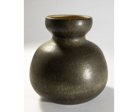 Antoni Cumella, VaseAntoni Cumella1971Vase. 1971. Steinzeug. Dunkelbraune, partiell grünlich verlaufende Glasur. H. 21,7 cm. 