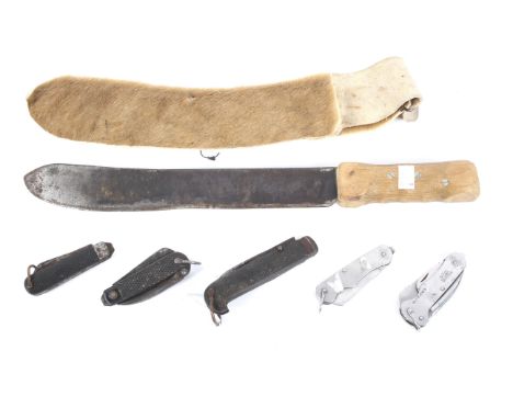 A collection of knives and a machete. Of assorted sizes and designs, the machete with a wooden handle and skin scabbard, L48c