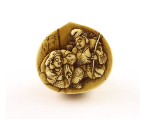 NETSUKE HOTEI UND EBISU, Elfenbein, die Glücksgötter im hohen Relief in einer Tama-förmigen Halbschale, auf der Rückseite ges