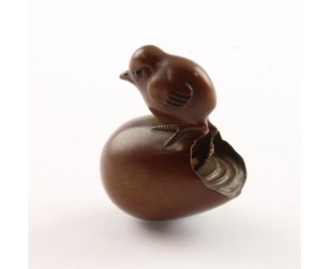 NETSUKE GESCHLÜPFTES KÜKEN, Buchsbaum, Augen schwarzes Horn, H 3,7, JAPAN, E.19.Jh. 