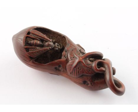 NETSUKE KÜRBIS MIT WESPE, Holz, Augen schwarzes Horn, eine Weste sitzt in einer teilweise verrotteten Frucht, L 6,2, JAPAN, 1