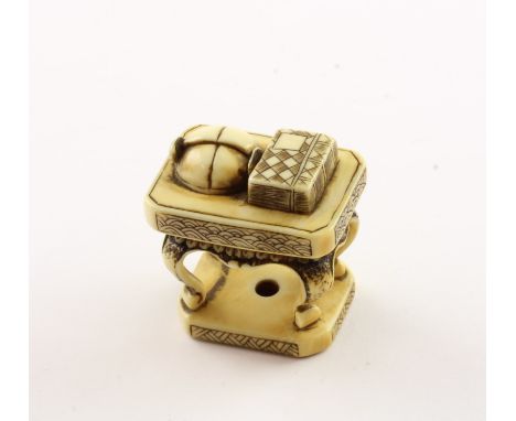 NETSUKE TISCH, Elfenbein, auf dem Tisch liegen ein Buch und ein Hut, H 3,2, sign. Hideshige, JAPAN, M.19.Jh. Expertengutachte