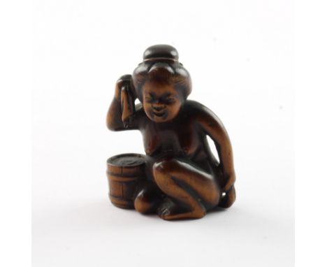 EROTISCHES NETSUKE, Buchsbaum, eine Frau sitzt neben einem Eimer und trocknet sich den Rücken mit einem Tuch, H 4, JAPAN, 19.