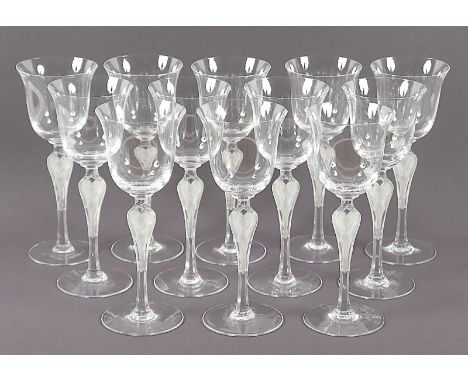 ZWÖLF WEINGLÄSER "PAVLOVA", Kristall, figürlicher Schaft teilw. satiniert, H 20,5, ein Glas an der Lippe minst. best., gemark