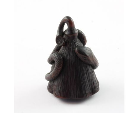 NETSUKE SCHLANGE AUF LOTUS, Buchsbaum, Augen schwarzes Horn, eine Schlange schlängelt über eine große Lotuskapsel dessen Same