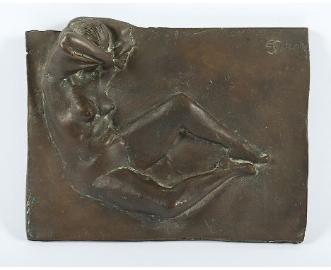 SANDER, Ernemann (*1925), "Sich entkleidender Frauenakt", Bronzeplatte, schwarzbraun patiniert, 16 x 22, nummeriert 12/30, mo