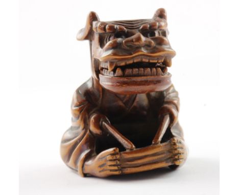 NETSUKE KIND MIT MASKE UND TROMMEL, Buchsbaum, das sitzende Kind hat eine große Shishimai-Maske über dem Kopf und schlägt auf