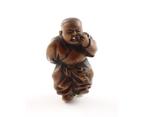 NETSUKE KARAKO, Buchsbaum, bewegliche Zunge und Spielzeug Bein, H 4,5, sign. JAPAN, E.19.Jh. 