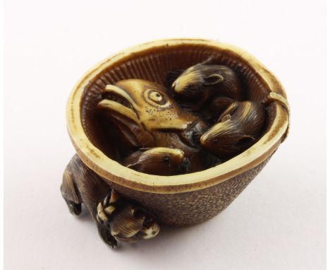 NETSUKE, Elfenbein, in einer Schale liegt ein Fischkopf und drei Ratten nagen an ihm, unter dem Rand der Schale lauert eine K