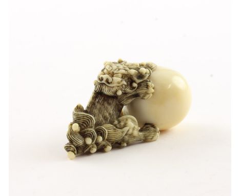 NETSUKE SHISHI, Elfenbein, detailiert geschnitzter Wächterlöwe mit großen Ball, L 4,3, Riss, JAPAN, M.19.Jh. Expertengutachte