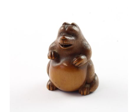 NETSUKE TANUKI NO HARATSUZUMI, Holz, Augen schwarzes Horn, sitzend und auf seinen Bauch trommelnd, H 3,5, JAPAN, E.19.Jh 