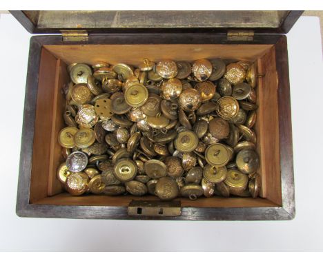 A rosewood and maple line-inlaid trinket box with military button contents