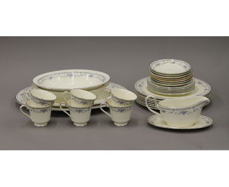 A Minton Bellemeade bone china dinner service.