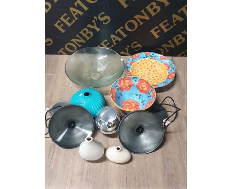 A LOT CONTAINING 2 LIGHT FITTINGS 2 HANDPAINTED PIECES OF POTTERY FROM VIETNAM ETC