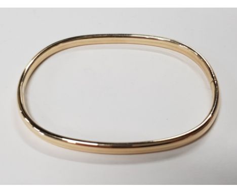 9CT GOLD OFF ROUND, RECTANGULAR BANGLE WITH BOX, 4.8G