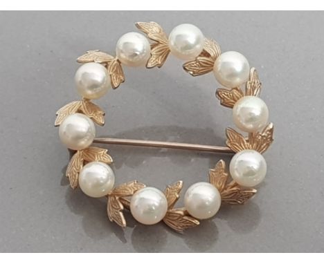 YELLOW GOLD PEARL BROOCH, 6.1G
