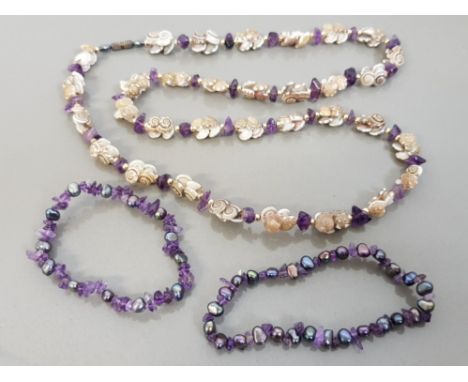 SHELL AND AMETHYST BEAD NECKLET AND 2 AMETHYST AND GREY FRESH WATER PEARL BRACELETS
