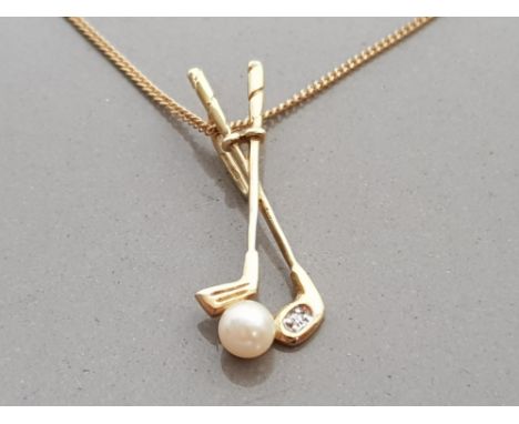 9CT YELLOW GOLD DOUBLE GOLF CLUB PENDANT SET WITH ONE PEARL AND DIAMOND WITH FINE CURB CHAIN, 2.6G