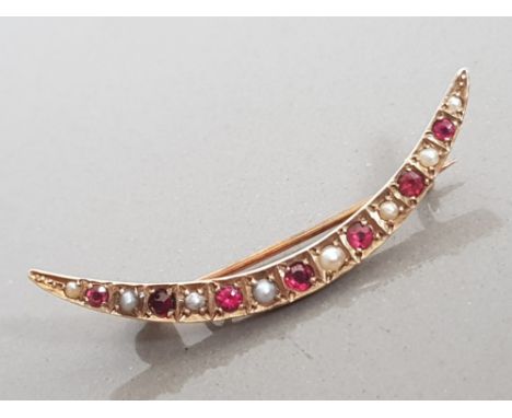 9CT YELLOW GOLD RUBY AND PEARL BROOCH, 1.5G