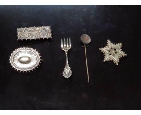 A STERLING SILVER BROOCH IN THE FORM OF A FORK A MEXICAN SILVER STAR SHAPED BROOCH 2 VICTORIAN WHITE METAL BROOCHES AND A JAP