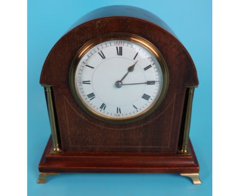 An Edwardian domed mahogany cased mantel time piece, in good working order with gilt pillars, set on brass, bracket feet - H: