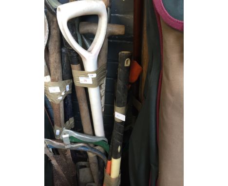 4 BUNDLES OF GARDEN TOOLS INC. AXE AND LUMP HAMMER